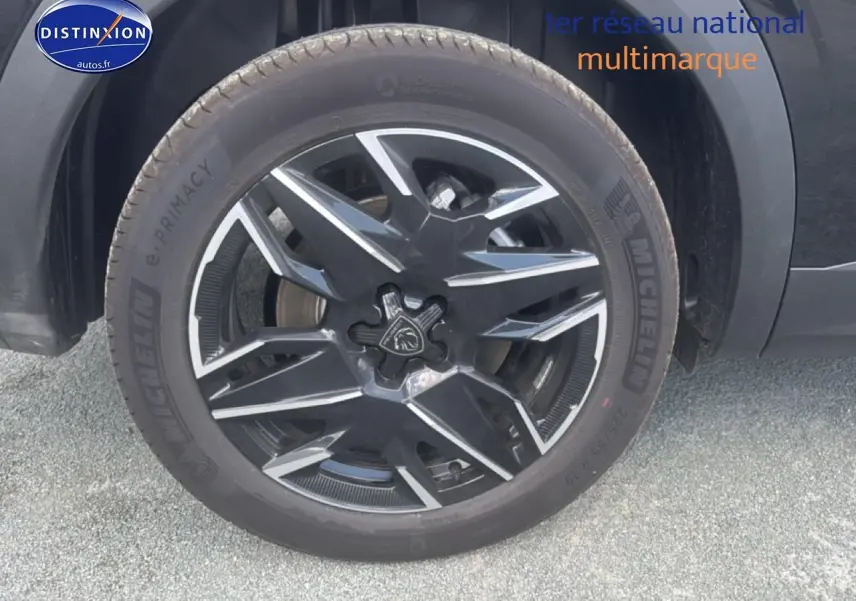 Gros plan sur la jante alu noire et argentée du côté avant gauche du Peugeot 5008 noir Hybrid 145 allure e-dcs6.