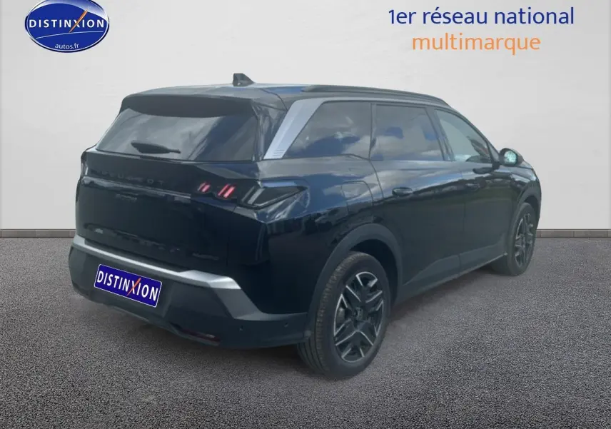 Peugeot 5008 Hybrid 145 allure noir vue 3/4 arrière droit avec feux arrière LED et jantes alu.