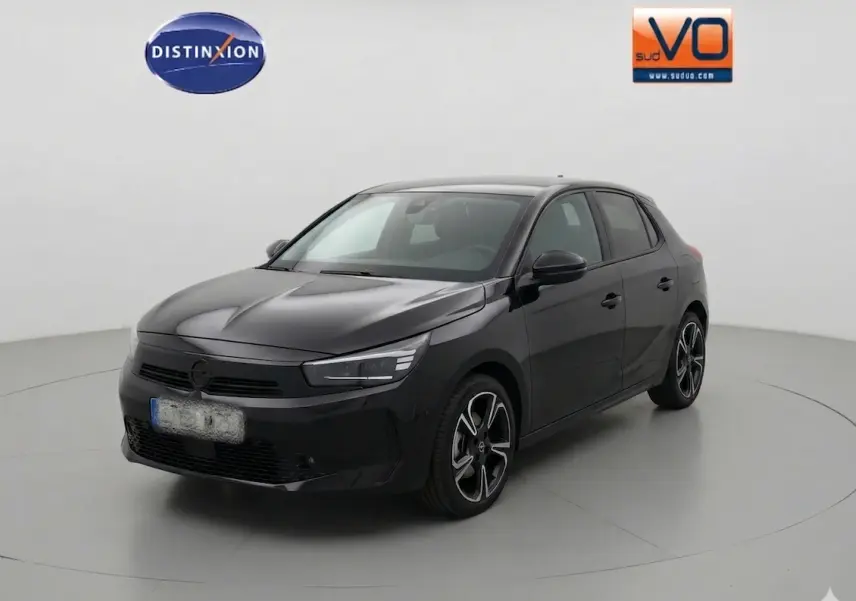 Opel Corsa 2025 noire vue en 3/4 avant droit, avec jantes alliage au design moderne et calandre épurée.