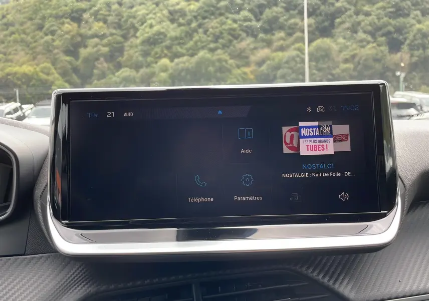 Écran tactile central du Peugeot 2008 Gris Artense 2024, affichant les options Aide, Téléphone et Paramètres.