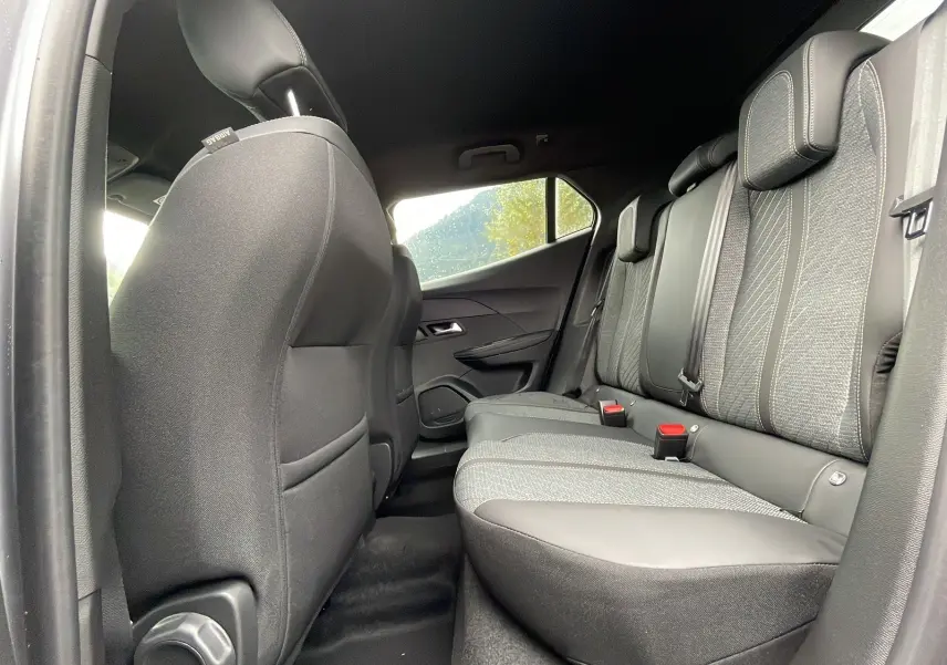 Vue intérieure arrière droite des sièges arrière gris et tissu du Peugeot 2008 2024 version Allure Grip Visio2.