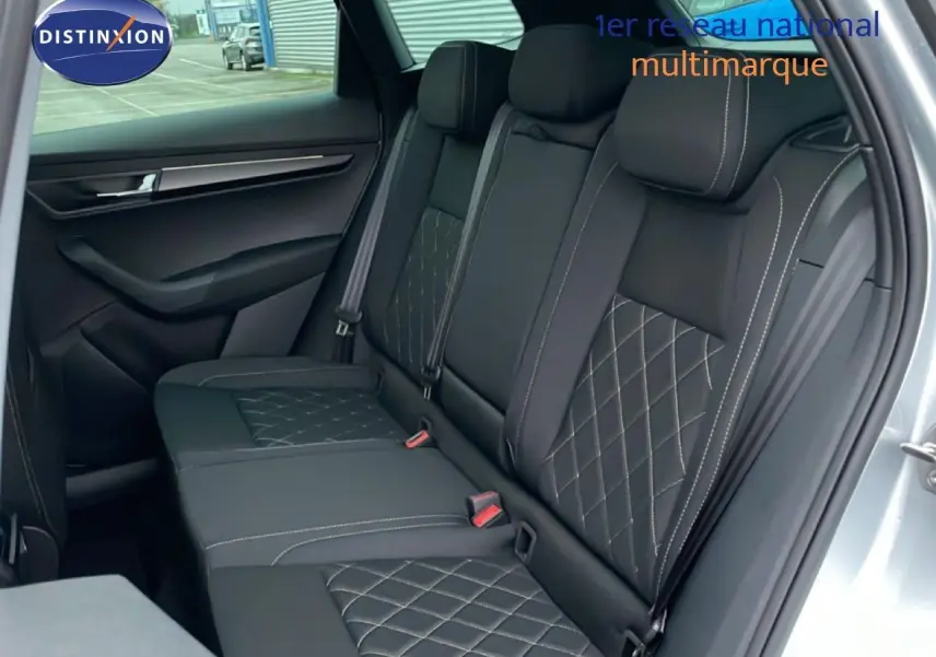 Vue intérieure côté droit des sièges arrière en tissu noir avec surpiqûres contrastées du Skoda Karoq gris argent 2025.