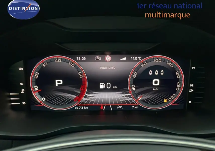 Tableau de bord numérique du Skoda Karoq gris argent 2025, affichage vitesse et autonomie à 0 km, vue frontale rapprochée.