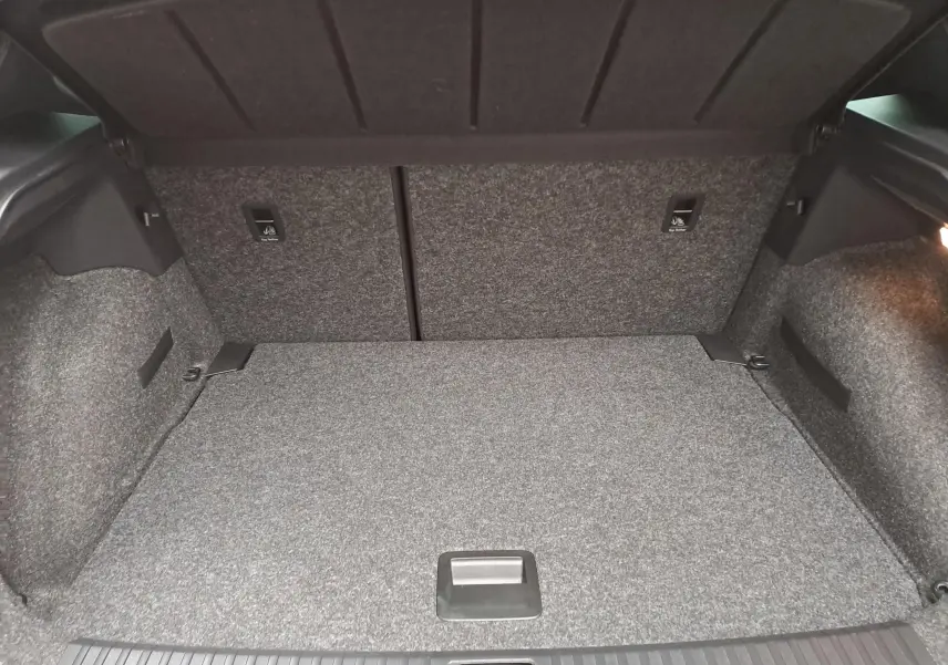Coffre ouvert du SEAT Arona 1.0 TSI 110 DSG7 FR 2024, vue intérieure montrant le revêtement gris et l'espace de rangement.