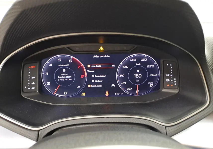 Tableau de bord numérique du SEAT Arona 2024 affichant 180 km/h, aides à la conduite et compte-tours en vue frontale.