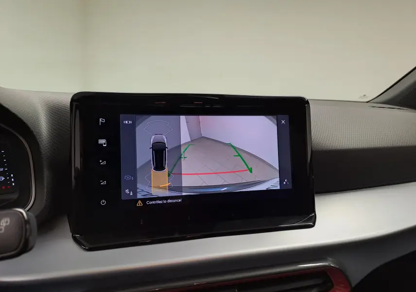 Écran central affichant la caméra de recul avec vue 360° du SEAT Arona gris magnétique au toit noir, intérieur moderne.