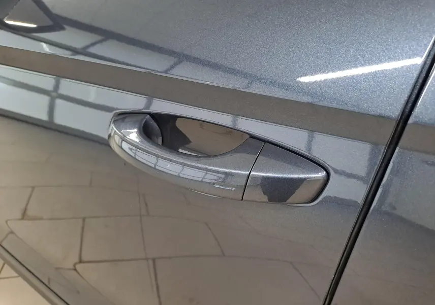 Poignée de porte côté gauche en gros plan sur SEAT Arona 2024 gris magnétique avec finition métallisée.