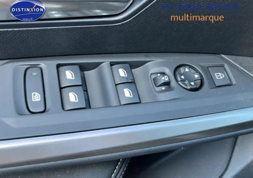 Gros plan sur les commandes de vitres et rétroviseurs côté conducteur du Peugeot 5008 gris titane, intérieur noir.