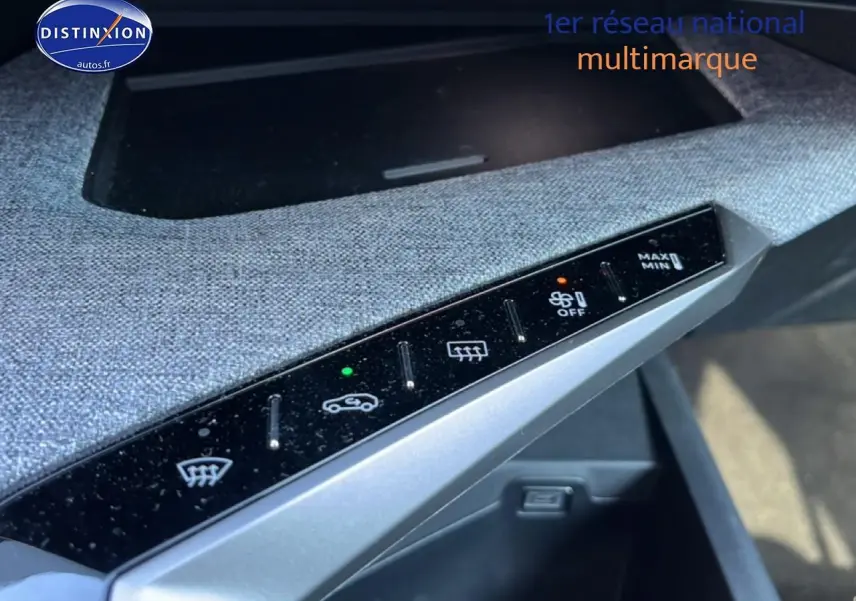 Vue rapprochée des commandes de climatisation sur tableau de bord tissu gris du Peugeot 5008 Hybrid 145 allure e-dcs6.