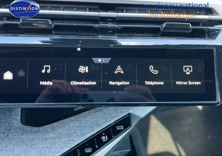Écran tactile central intérieur du Peugeot 5008 gris titane, affichant les options média, climatisation et navigation.