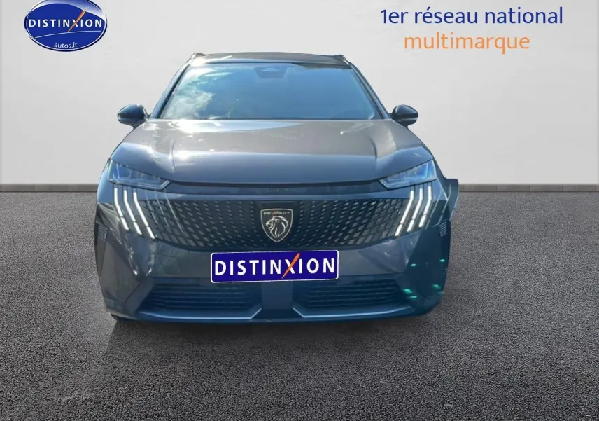 Vue avant frontale d'un Peugeot 5008 Hybrid 145 allure gris titane avec feux LED en forme de griffes.