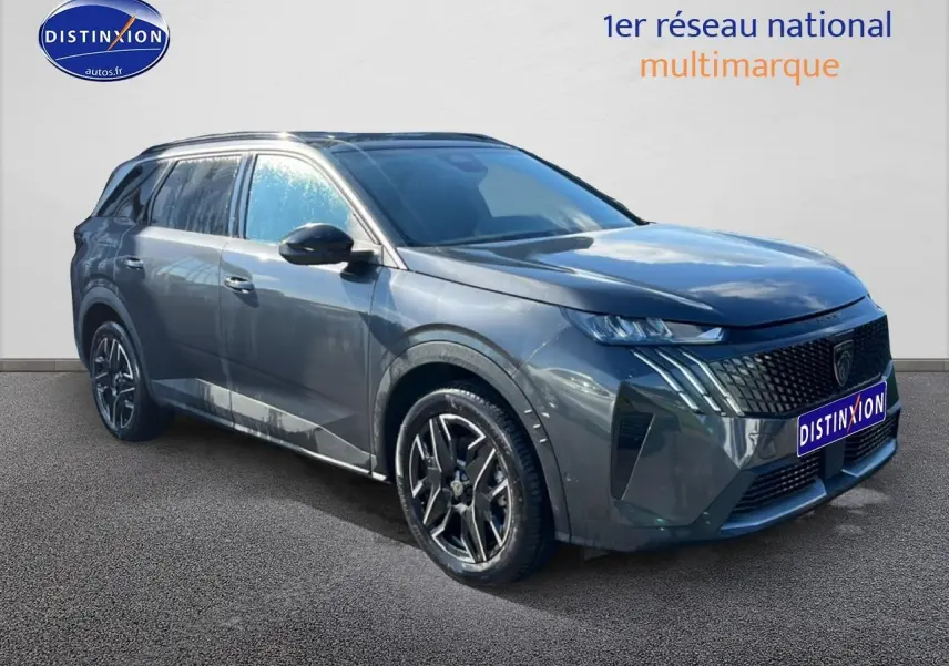 Peugeot 5008 Hybrid 145 allure e-dcs6 gris titane en 3/4 avant droit, jantes alu et phares LED visibles.