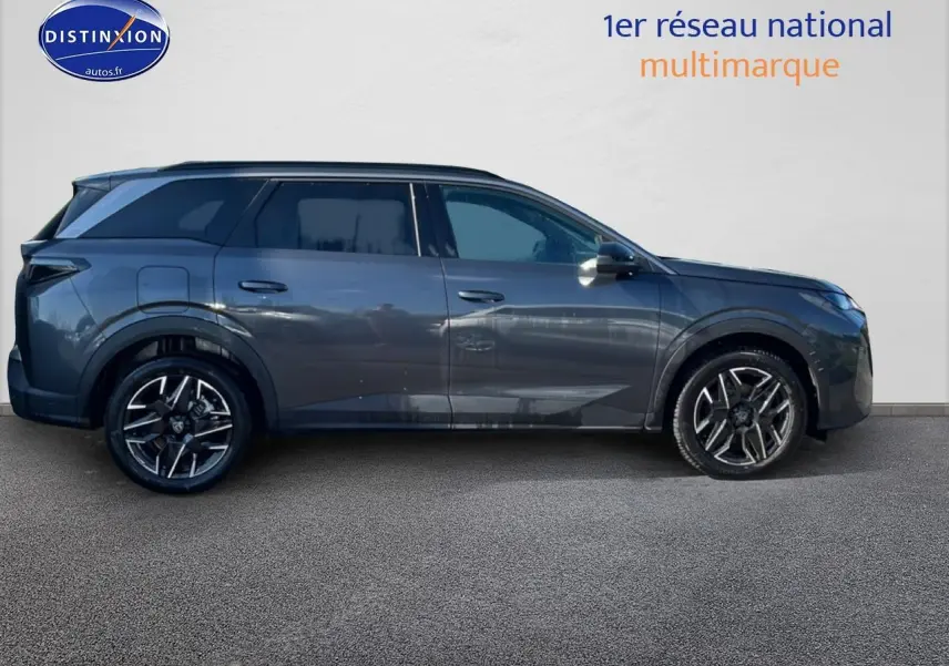 Profil droit du Peugeot 5008 Hybrid 145 allure gris titane avec jantes alliage et vitres surteintées.