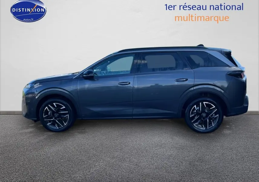 Profil droit du Peugeot 5008 Hybrid 145 allure e-dcs6 gris titane avec jantes alliage noires et vitres surteintées.