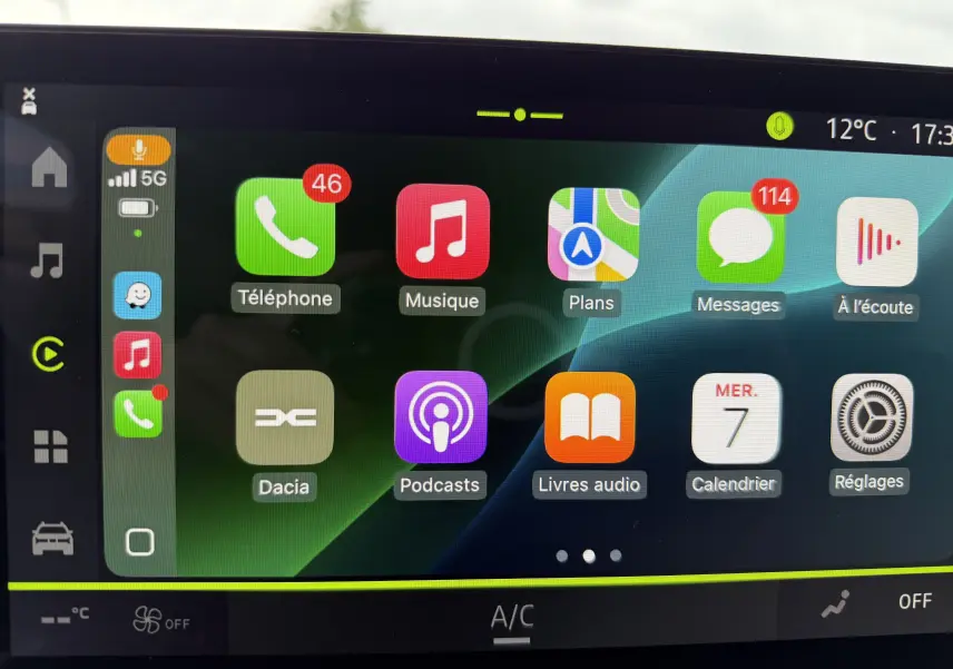Écran tactile central du Dacia Duster 2025 affichant les applications téléphone, musique, plans et messages en interface connectée.