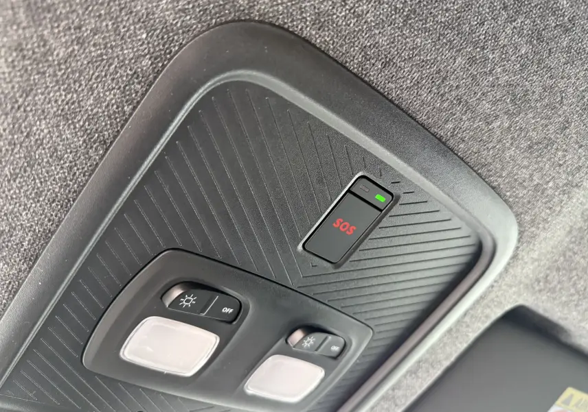 Plafonnier intérieur noir avec bouton SOS éclairé en vert sur Dacia Duster 1.6 Hybrid 2025.