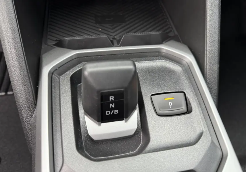 Le levier de vitesses automatique noir et gris du Dacia Duster 1.6 Hybrid 140ch en gros plan intérieur.