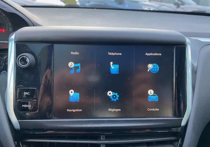 Écran tactile central de la Peugeot 208 gris 2017 affichant les menus radio, téléphone, navigation et réglages.