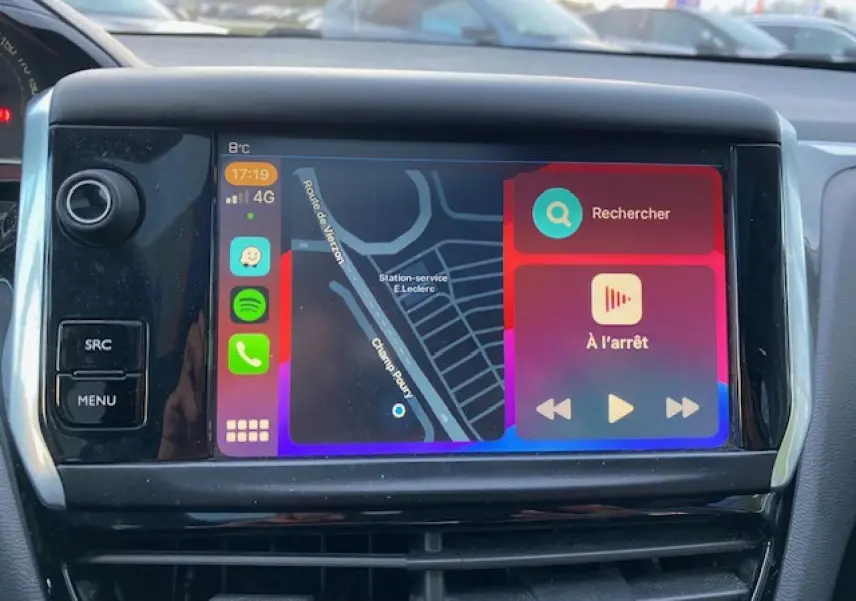 Écran tactile central de la Peugeot 208 gris 2017 affichant navigation et commandes multimédia.