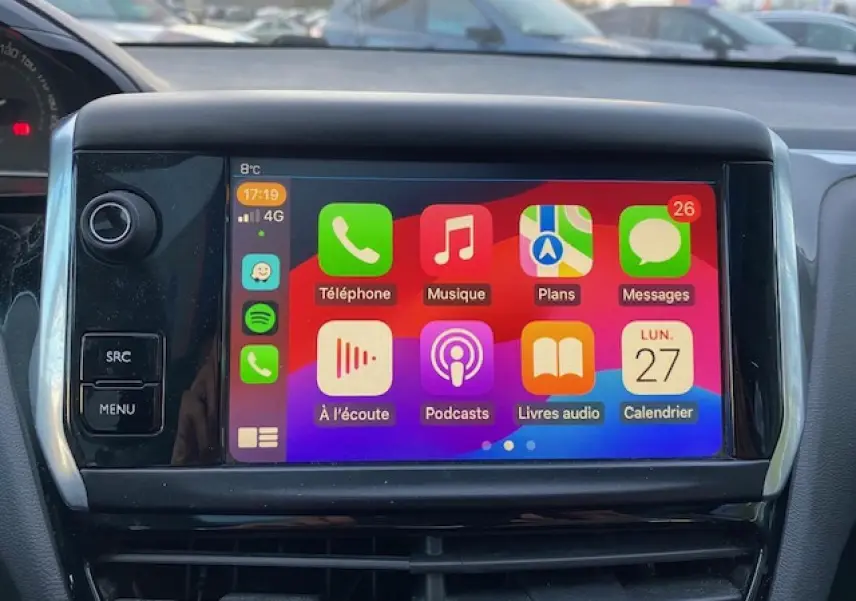 Écran tactile central de la Peugeot 208 gris 2017 affichant les applications Apple CarPlay en intérieur.