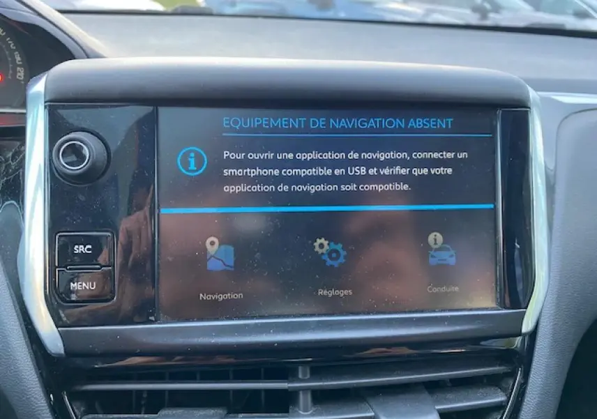 Écran tactile central de la Peugeot 208 2017 affichant un message d'absence d'équipement de navigation.