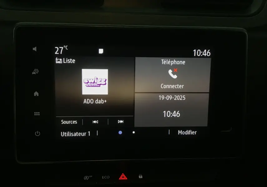 Écran tactile central du Renault Express Van 2023 affichant la radio DAB+ et la connexion téléphone à 10h46.