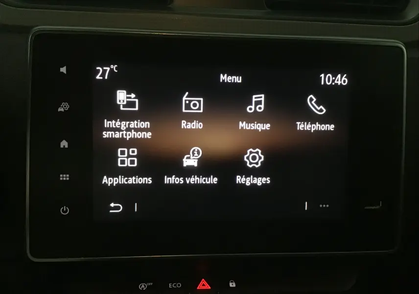 Écran tactile central du tableau de bord du Renault Express Van blanc, affichant le menu multimédia et les réglages.