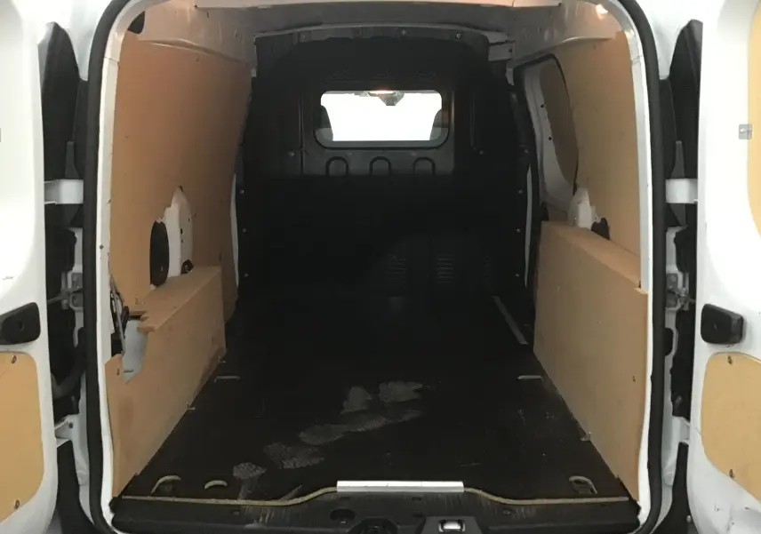 Vue arrière du Renault Express Van blanc 2023 montrant l'espace de chargement vide avec revêtement bois sur les parois.