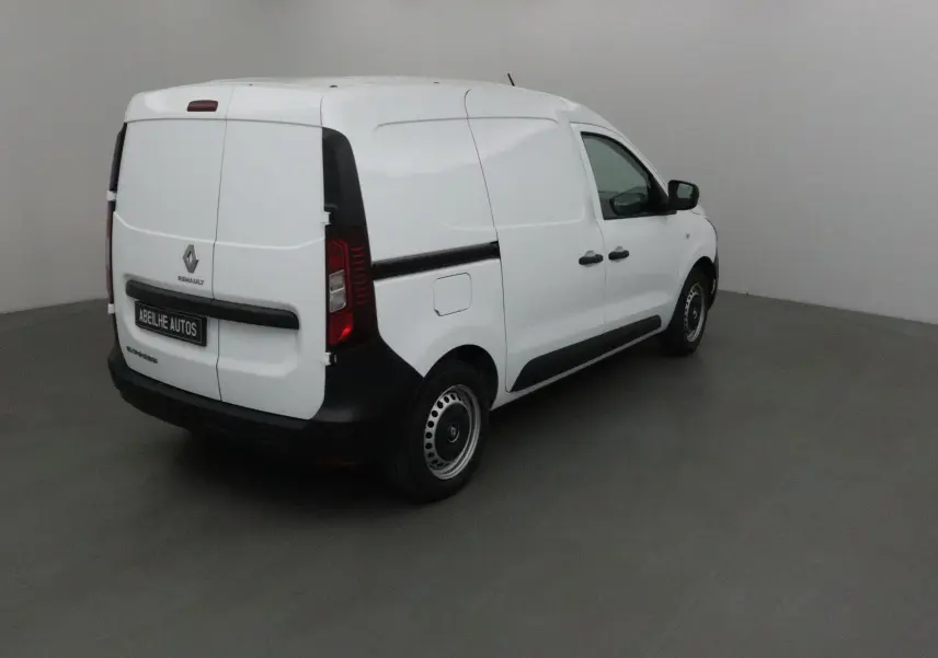 Renault Express Van blanc vu de l'arrière côté gauche, fourgonnette compacte avec portes arrière battantes.
