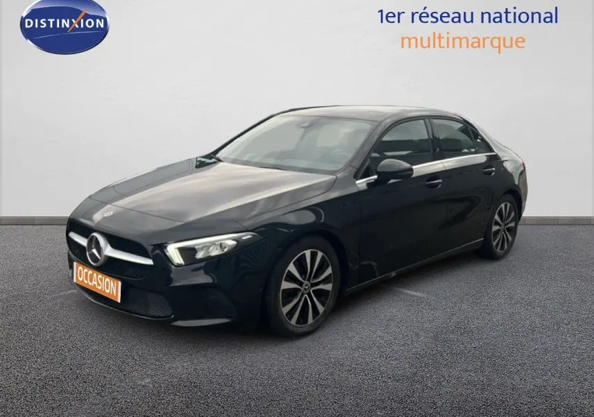 Mercedes Classe A 180 Business Line noir cosmos métal vue 3/4 avant droit avec jantes alliage bicolores.