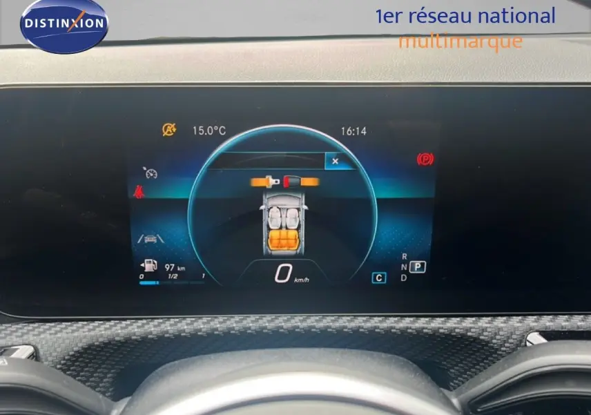 Affichage numérique du tableau de bord de la Mercedes Classe A 180 Business Line montrant la consommation et la vitesse à 0 km/h.