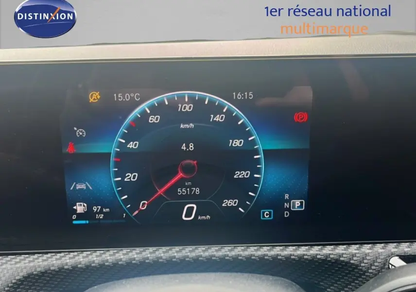 Tableau de bord numérique de Mercedes Classe A 180 Business Line 2020, affichage vitesse et indicateurs en vue frontale.