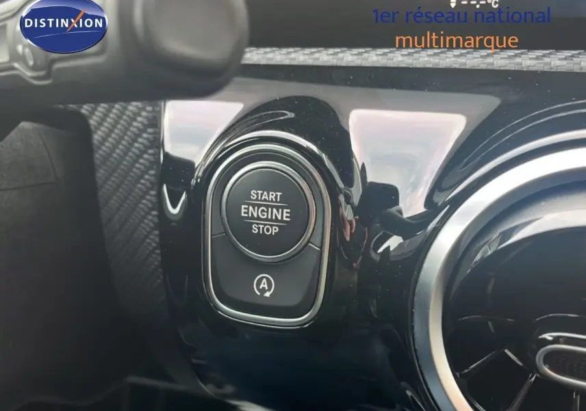Bouton start/stop moteur sur tableau de bord noir brillant d'une Mercedes Classe A 180 Business Line 2020.