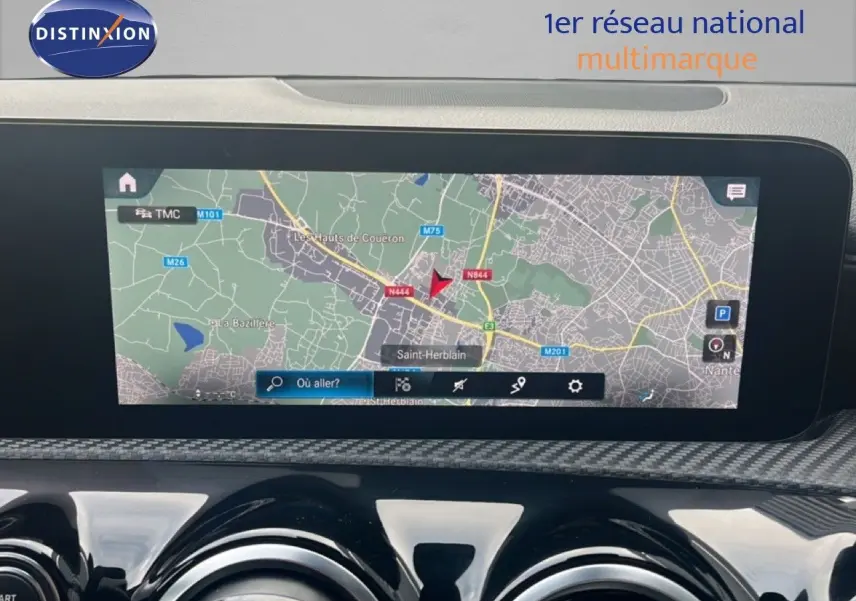 Écran de navigation intégré au tableau de bord d'une Mercedes Classe A 180 Business Line 2020, finition noire cosmos métal.