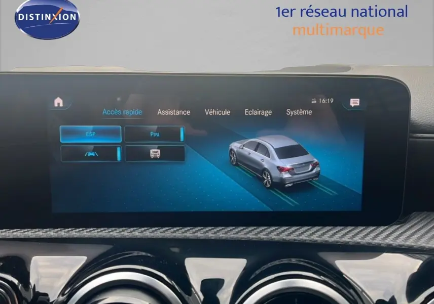 Écran central affichant les options d'assistance avec une illustration de berline argentée sur fond bleu dans une Mercedes Classe A noire.