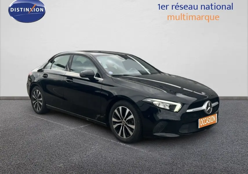 Mercedes Classe A 180 Business Line noir cosmos métal vue 3/4 avant droit avec phares LED allumés.