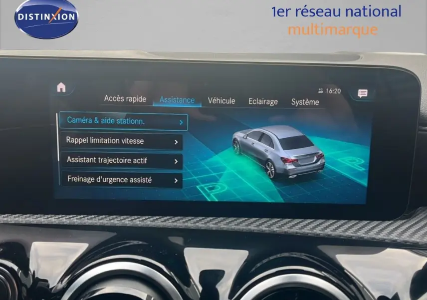 Écran central affichant les aides à la conduite d'une Mercedes Classe A 180 Business Line, vue intérieure.