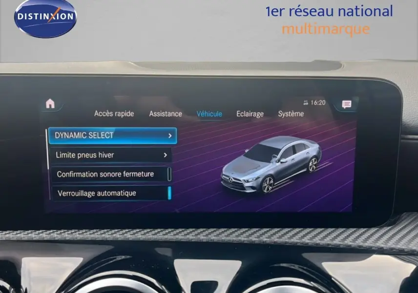 Écran multimédia de la Mercedes Classe A 180 Business Line 2020 affichant les réglages du véhicule en intérieur.