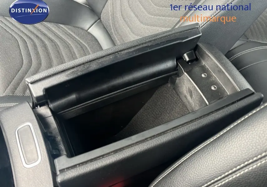 Coffre de console central ouvert montrant l’intérieur en cuir noir et tissu sur les sièges d’une Mercedes Classe A 180 Business Line 2020.