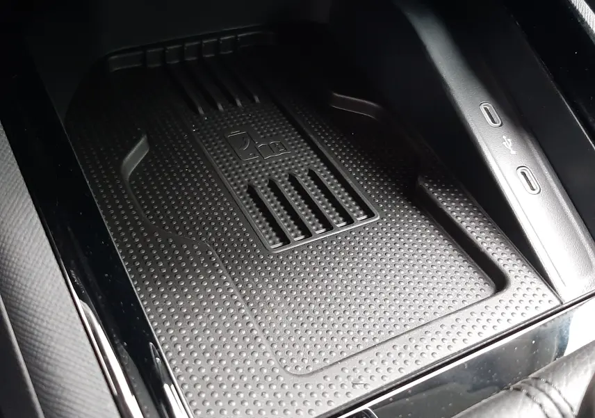 Gros plan sur le chargeur sans fil et les ports USB-C intégrés dans la console centrale du Skoda Kamiq 2025.