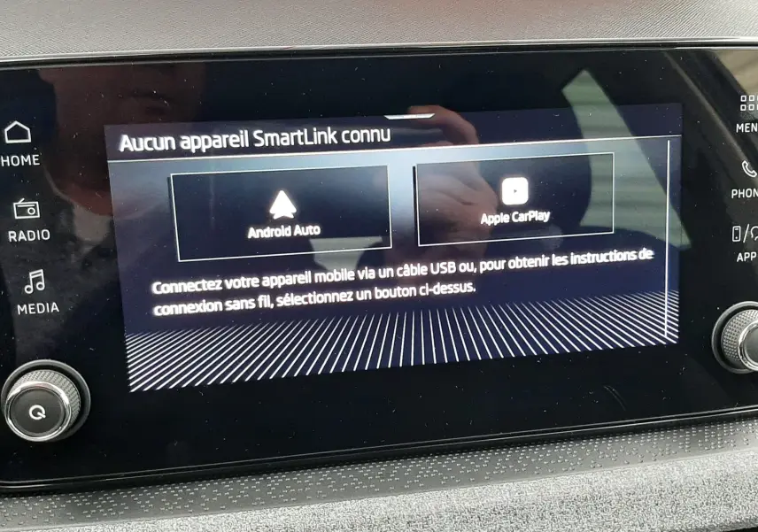 Écran tactile central du Skoda Kamiq 2025 affichant le menu SmartLink avec options Android Auto et Apple CarPlay.