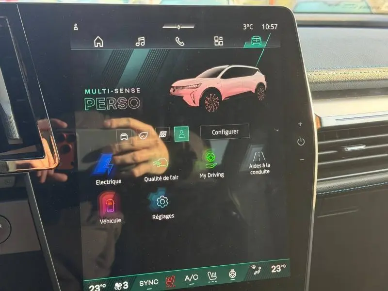 Écran tactile intérieur affichant la configuration du Renault Scénic E-Tech blanc, vue latérale droite stylisée en 3D.