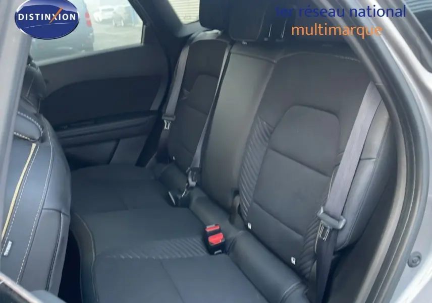 Vue intérieure montrant la banquette arrière en tissu noir avec surpiqûres contrastantes d'une Renault Symbioz gris Casiopee.