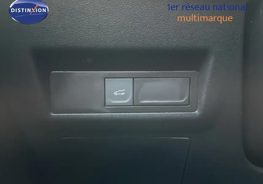 Bouton d'ouverture du coffre dans l'habitacle du Renault Symbioz 2025, finition Iconic.