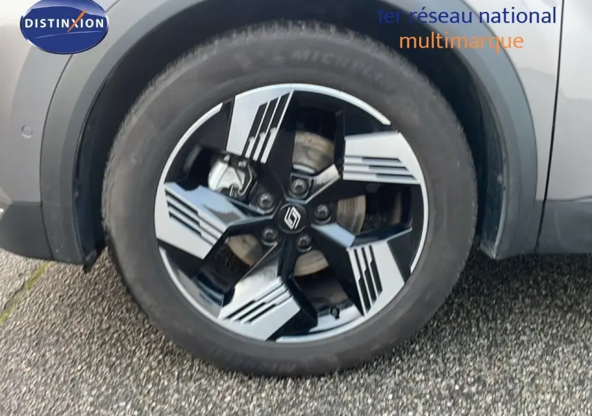 Gros plan sur la roue avant droite avec jante noire et grise du Renault Symbioz gris Casiopee Metal.