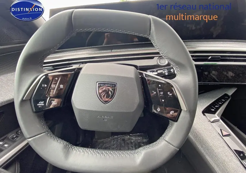 Vue rapprochée du volant cuir multifonction noir du Peugeot 5008 2025 avec tableau de bord et commandes intégrées.