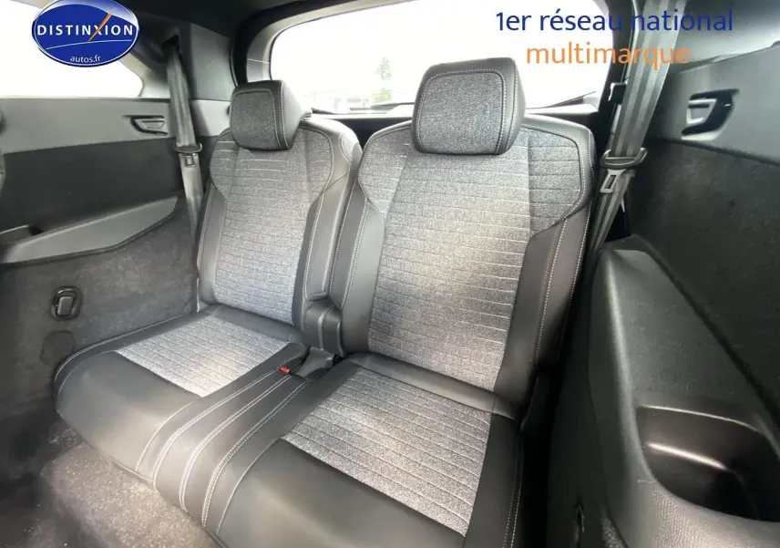 Vue rapprochée des deux sièges arrière supplémentaires gris et noir du Peugeot 5008 Hybrid 145 allure e-dcs6 2025.