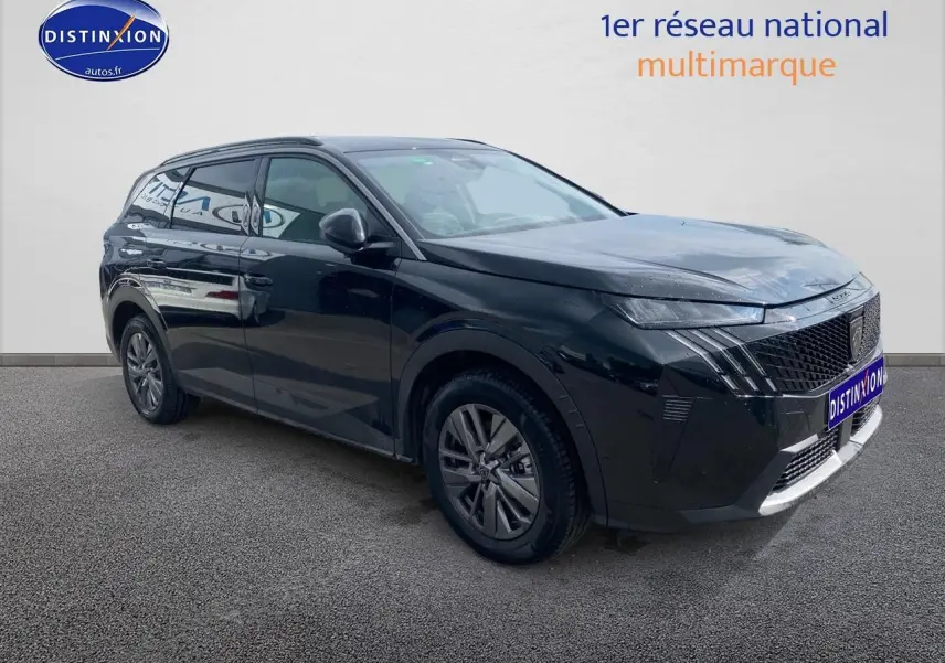 Peugeot 5008 noir vue 3/4 avant droit, SUV avec jantes alu et vitres arrière surteintées.