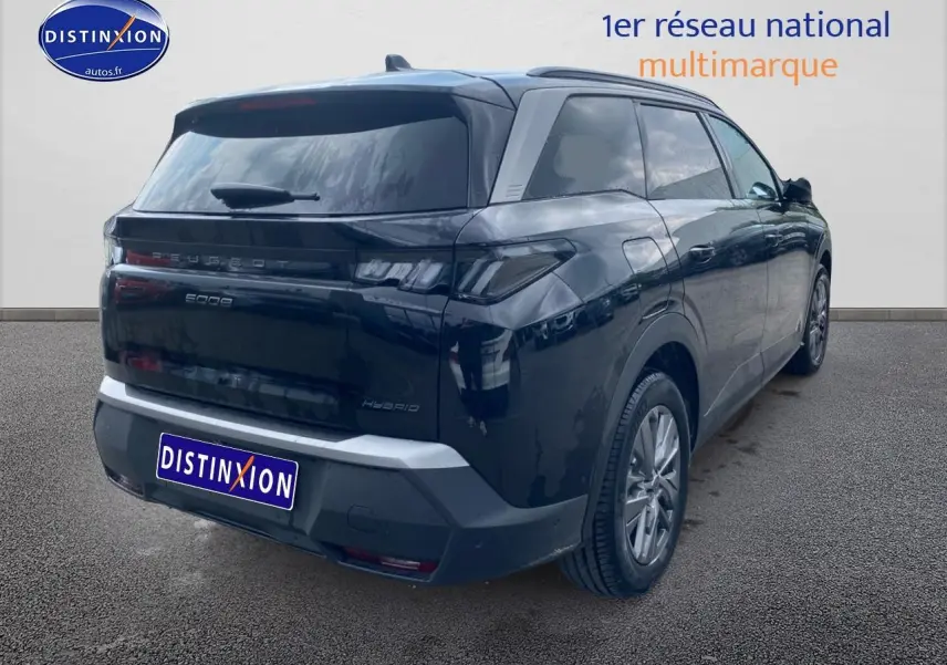 Vue 3/4 arrière droite d'un Peugeot 5008 noir 2025 avec feux arrière LED et vitres surteintées.