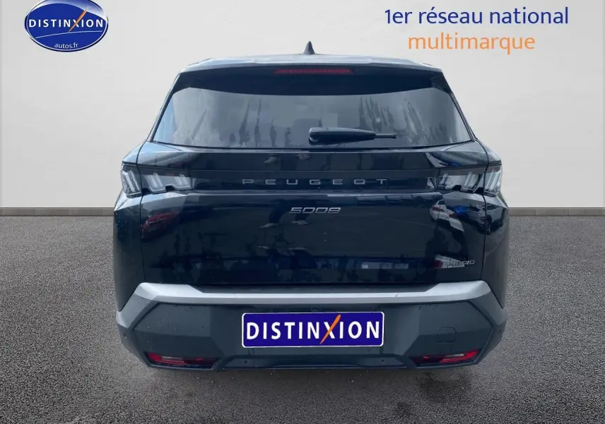 Vue arrière d’un Peugeot 5008 noir 2025 avec feux LED et lunette arrière surteintée.